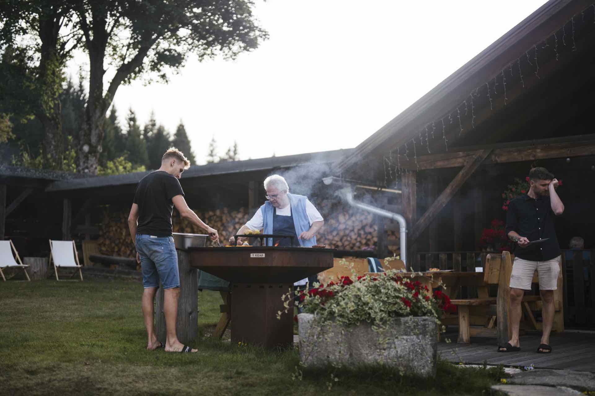 Grilování na terase penzionu